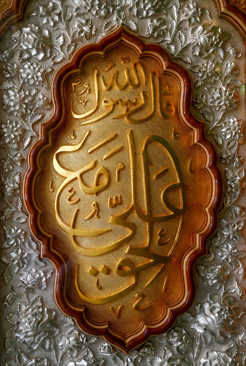 نمایی از طلا کاری معرق ضریح مطر امیرالمومنین (ع)