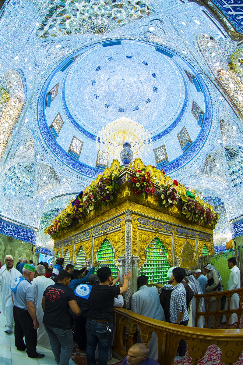 نمایی از گل آرایی حرم مطهر حضرت ابوالفضل (ع)