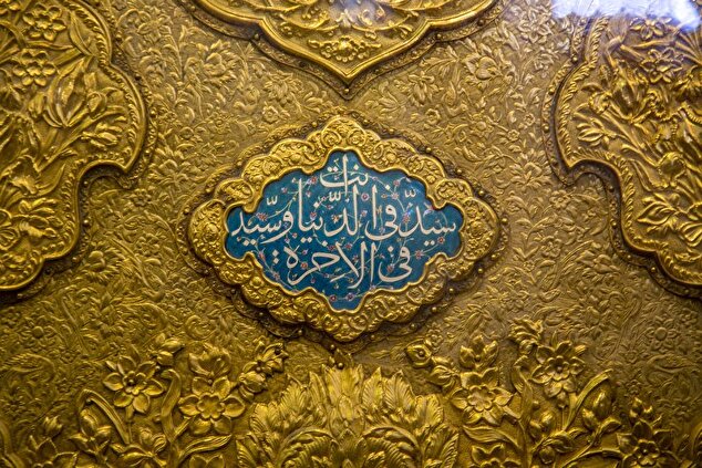 نمایی از طلا کاری درب ورودی حرم مطهر امیر المومنین (ع)